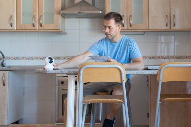 Güvenlik kamerası yerleştirme talimatlarını okuyan bir adam. Güvenli ve güvenli konsept.