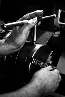 Bir metal işçisinin ellerinin siyah beyaz görüntüsü, yakın plan.