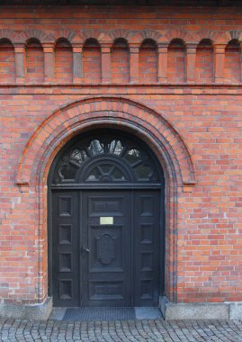 Eski koyu ahşap kapı kırmızı tuğla ev