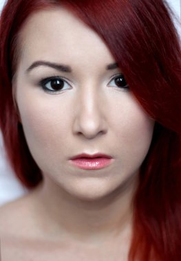 Parlak portre makyaj güzel kızıl saçlı genç kadınla