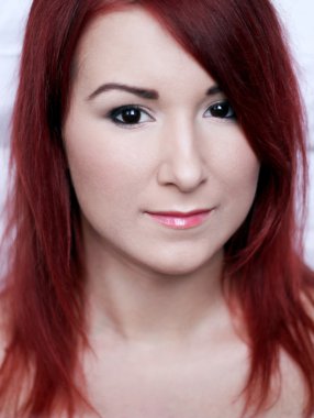 Parlak portra makyaj ile güzel gülümseyen Kızıl saçlı genç kadın