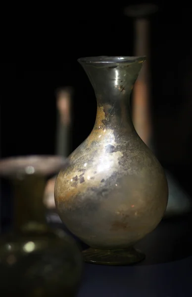 De leeftijden van de oude glas vaas staande in het donker — Stockfoto