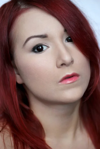Gyönyörű vörös hajú fiatal nő portré világos alkotó — Stock Fotó