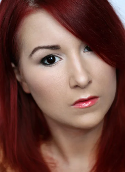 Красивая рыжая молодая женщина с ярким макияжем — стоковое фото