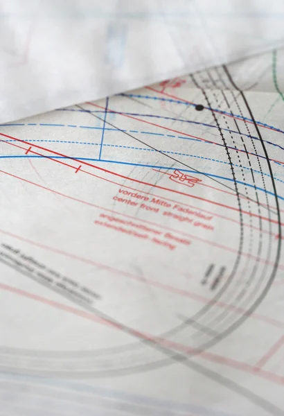 Desenho de costura e papel de rastreamento que coloca sobre a mesa — Fotografia de Stock