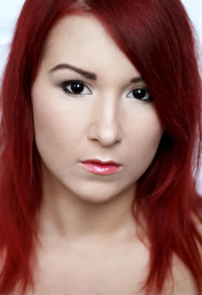 Gyönyörű vörös hajú fiatal nő portré világos alkotó — Stock Fotó