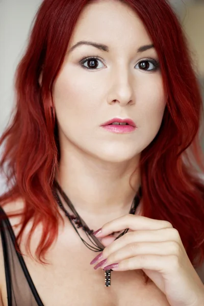 Belle rousse jeune femme avec lumineux maquillage portrait — Photo