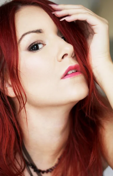 Belle rousse jeune femme avec lumineux maquillage portrait — Photo