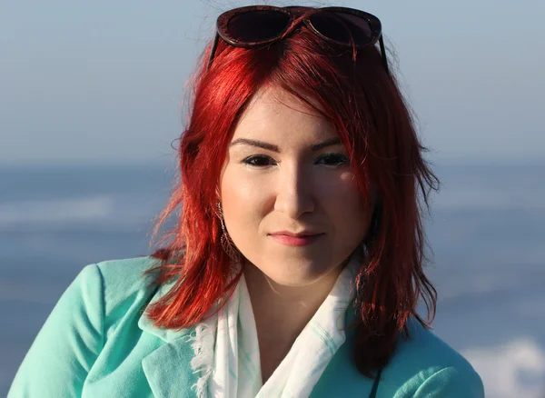 La joven pelirroja sonriendo a la orilla del mar —  Fotos de Stock