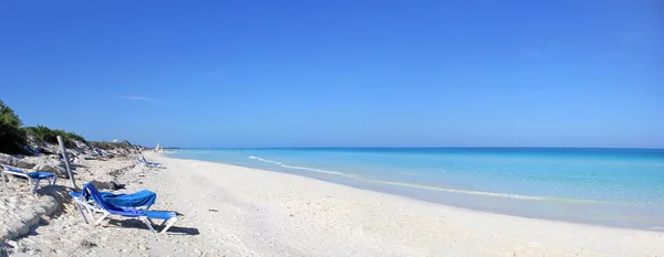 在古巴明亮的蓝色海洋沙滩 — 图库照片