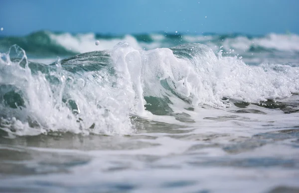 The close up shot of ocean wave with foam — Stock Photo, Image