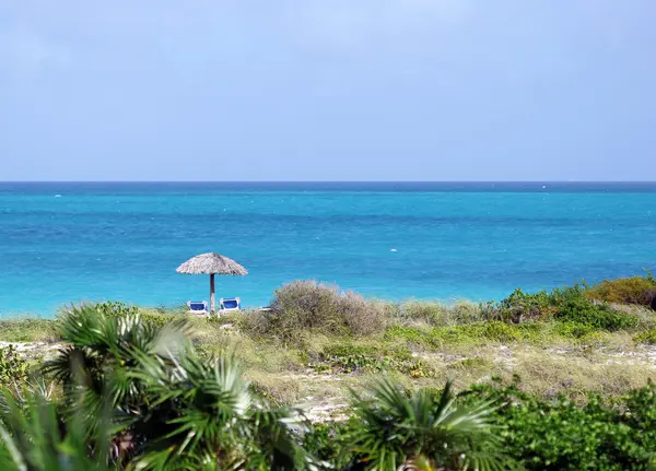 La vue sur l'océan bleu vif avec petit parapluie sur le côté — Photo