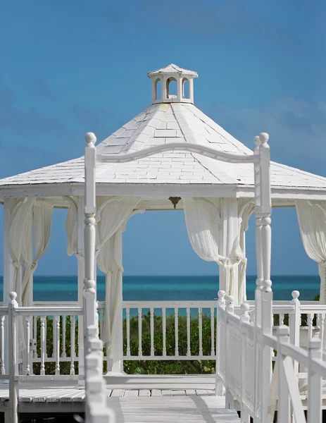 Bröllop lusthuset står vid havet — Stockfoto