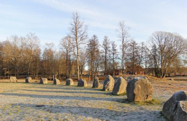 Kışın kar alanında duran büyük taşlar