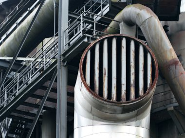 Flanşlar ve eski metal yapılar sanayi bölgesi içinde