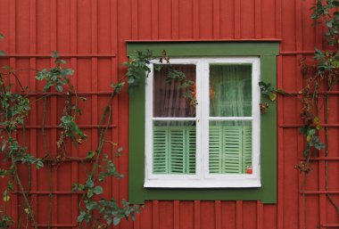 Vasteras City İsveç'te kırmızı duvar yeşil penceresinde