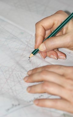 Eller kadın dikiş çizim izleme