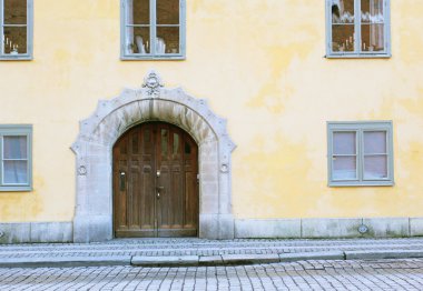 İsveç'te Vasteras Merkezi şehirde ahşap kapı