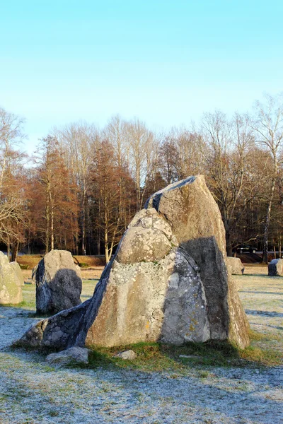 겨울에는 눈이 필드에 서 있는 큰 돌 — 스톡 사진
