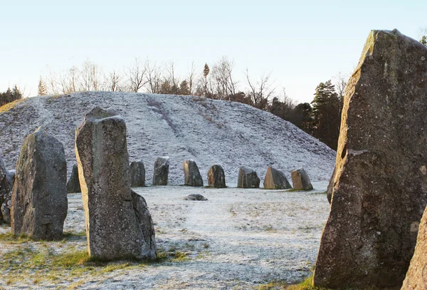 As pedras grandes que estão no campo de neve no inverno — Fotografia de Stock