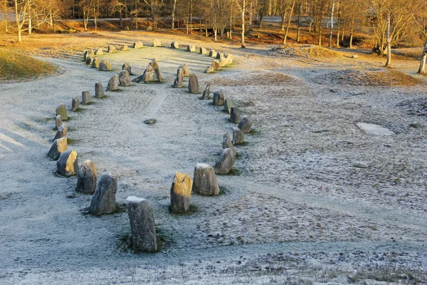 겨울에는 눈이 필드에 서 있는 큰 돌 — 스톡 사진