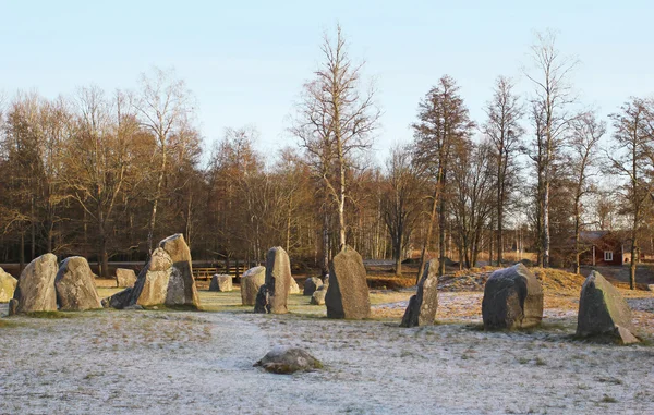 As pedras grandes que estão no campo de neve no inverno — Fotografia de Stock