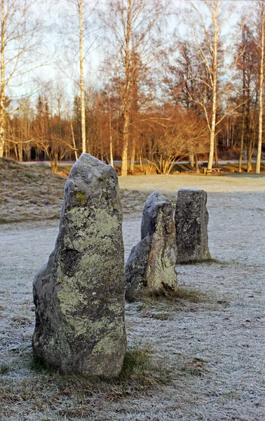 Duże kamienie stały w polu śniegu w zimie — Zdjęcie stockowe