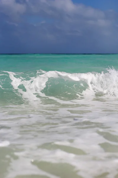 La vista sobre el agua del océano con olas — Foto de Stock