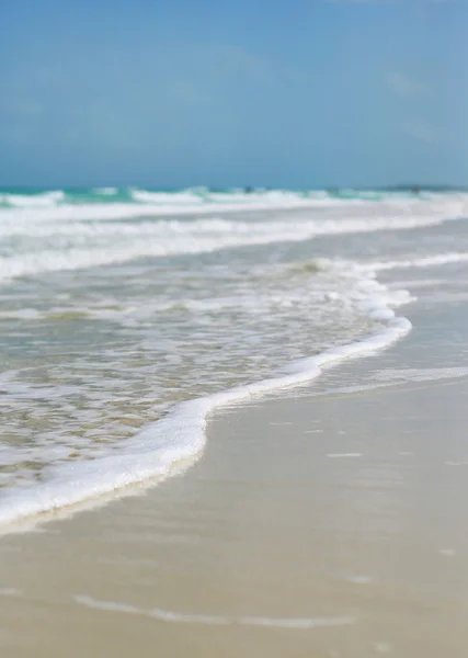 La vista sobre el agua del océano con olas — Foto de Stock