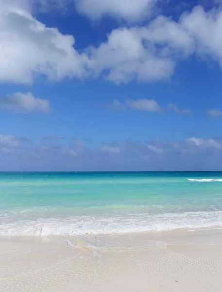 La vista sobre el agua del océano con olas — Foto de Stock