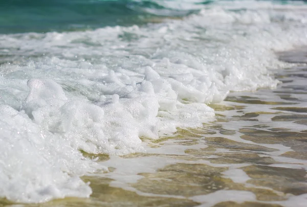 La vista sobre el agua del océano con olas —  Fotos de Stock