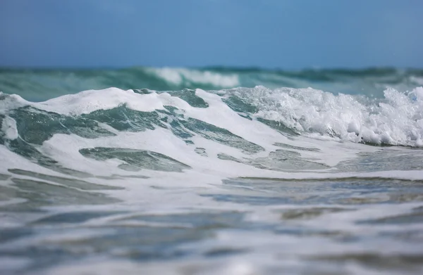 La vista sobre el agua del océano con olas —  Fotos de Stock