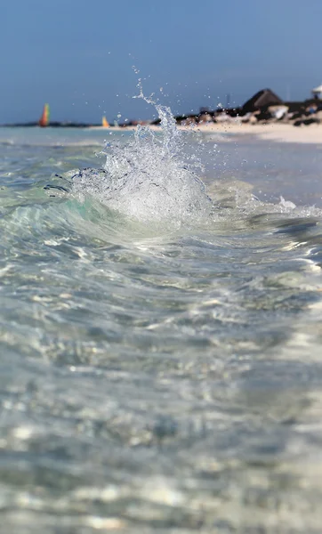 La vista sobre el agua del océano con olas —  Fotos de Stock