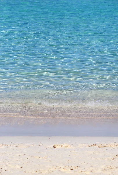 La vista sobre el agua del océano con olas — Foto de Stock