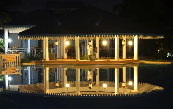 Le bar à la piscine dans la nuit — Photo