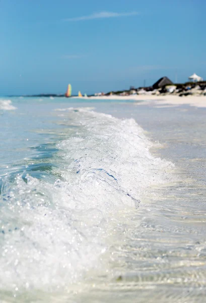 The wave with foam at the shore of the ocean — Stock Photo, Image