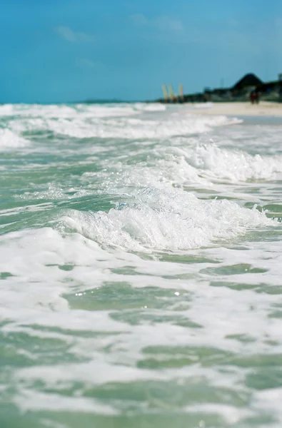 The wave with foam at the shore of the ocean — Stock Photo, Image