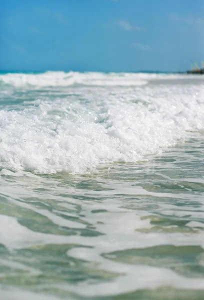 La ola con espuma en la orilla del océano — Foto de Stock