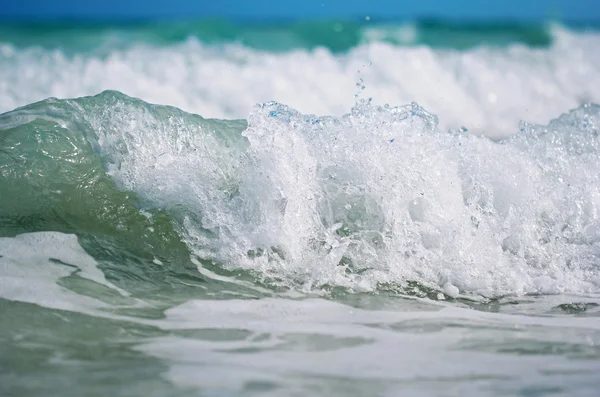 Die Welle mit Schaum am Ufer des Ozeans — Stockfoto