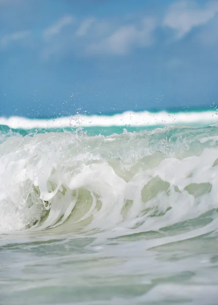 La ola con espuma en la orilla del océano —  Fotos de Stock
