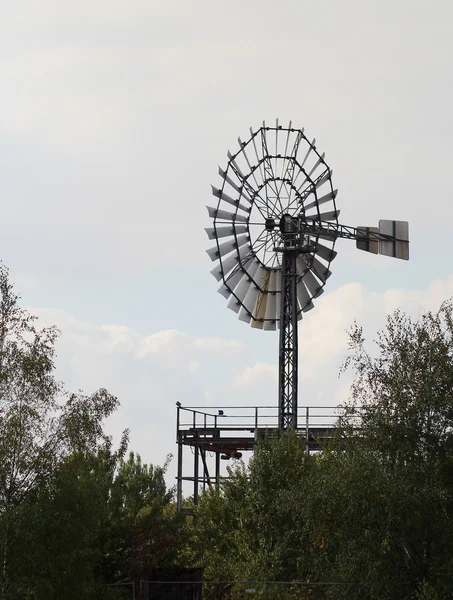 O velho gerador de vento em pé na zona industrial — Fotografia de Stock