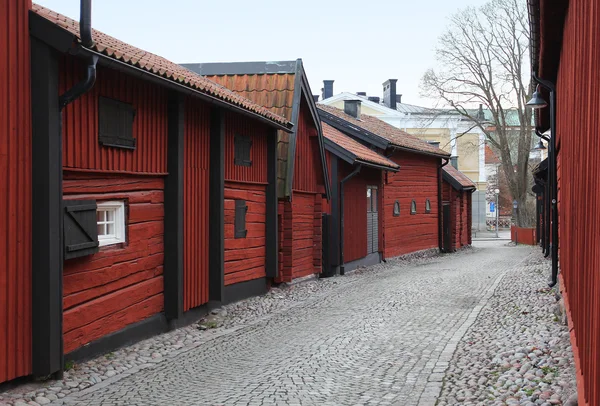 La vista sulla vecchia strada storica in legno nel centro della città Vasteras in Svezia — Foto Stock