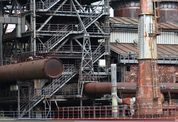 Las bridas y viejas construcciones metálicas en zona industrial Fotos de stock libres de derechos