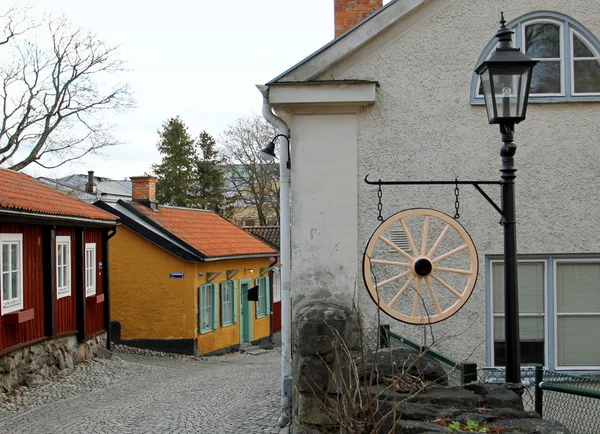 Der blick auf die strasse des historischen zentrums in vasteras city in schweden lizenzfreie Stockbilder