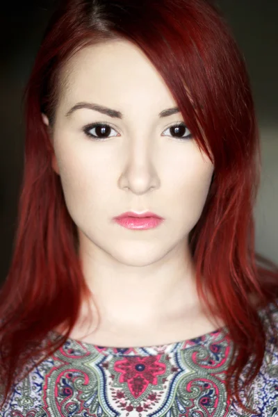 De jonge vrouw roodharige in heldere kleurrijke top portret — Stockfoto
