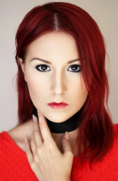 Sexy rousse jeune femme en rouge portrait haut — Photo