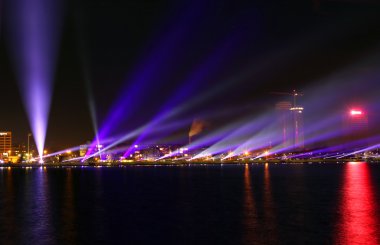 Gece ışık gösterisi ile Riga'da Daugava kıyısında görünümü