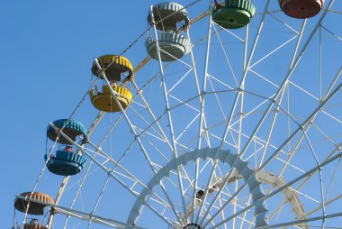 Mavi gökyüzünde dönme dolap