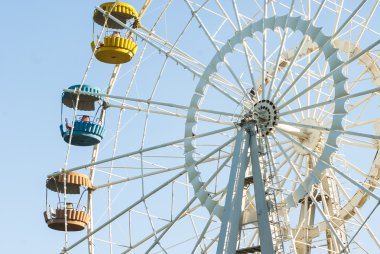 Mavi gökyüzünde dönme dolap