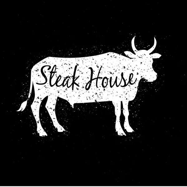Grunge zerkratzte weiße Kuhsilhouette mit Text im Inneren. Konzept des Logos für Steakhaus oder Restaurant. — Stockvektor